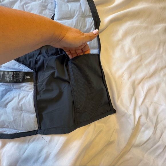 On Running Climate Jacket Size Small Like New Stratosphere | Navy - Picture 11 of 15